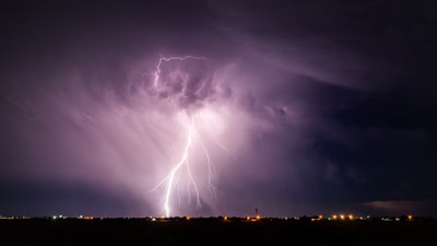 雷击在城市夜晚的时间
